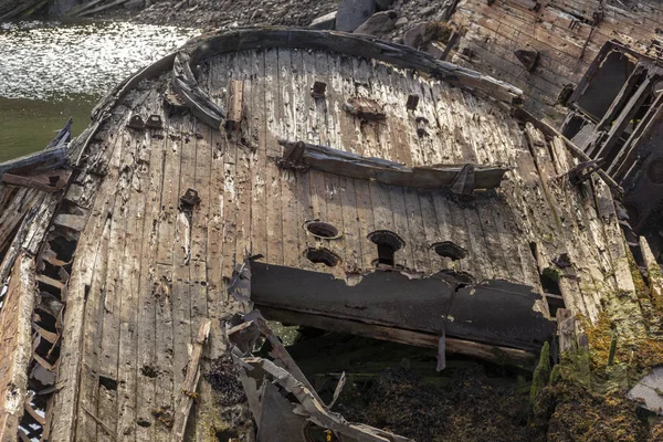 Vieux naufrage ou naufrage abandonné, navire de pêche cassé se trouve sur le côté près du rivage — Photo