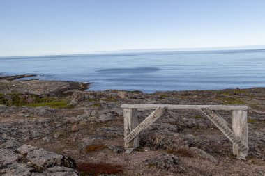 Güneşli bir sabah ıssız bir plaj görünümü-ufukta turkuaz deniz ve yat karşı Sörf hattının yanında bir boyalı tezgah-yolculuğun beklentisi.
