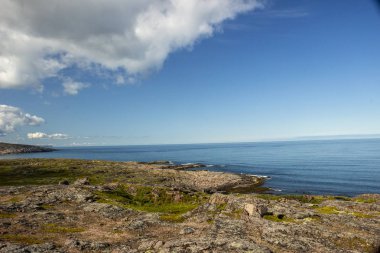 Deniz yüzeyi ve kayalık sahil üzerinde güzel hava görünümü
