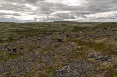 Norveç masalı troller için yığılmış taşlar. Desen ve yosun ile taş kabartma ve doku. Taş doğal arka plan. Moss ile taş. Yosun kaplı taşlar kayalar.