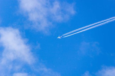 Kopya uzayı ile mavi gökyüzüne doğru giden uçaklar