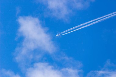 Kopya uzayı ile mavi gökyüzüne doğru giden uçaklar