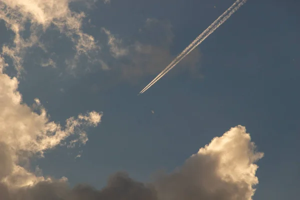 Uçaklar berrak mavi gökyüzünde iz bırakır. Birçok düzlemden yollar aşağıdan görüntüleyin. Seyahat konsepti — Stok fotoğraf