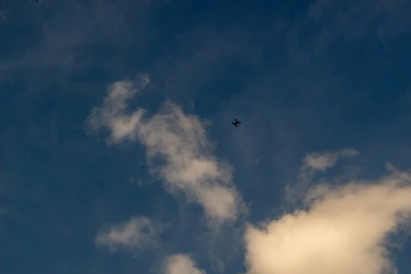 Bright sunny clouds against midday blue sky — Stock Photo, Image