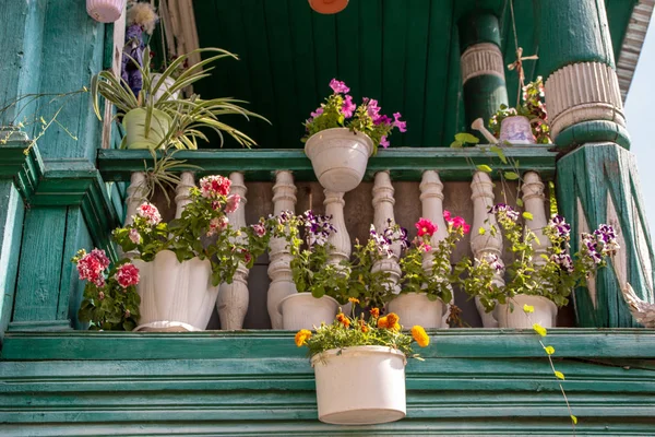 Flowers on the balcony of a luxury house in a classic style. Architecture — Stock Photo, Image