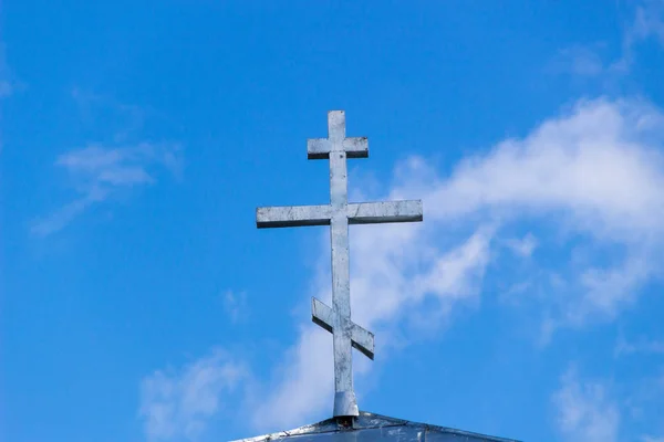 Cristianismo ortodoxo. ¡Jesús! Semana Santa. una cúpula de oro con una cruz contra el cielo. Cruz ortodoxa en el cielo azul. Cristianismo. Religión . — Foto de Stock