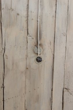 Beyaz arka planda asılı Vintage ampul.