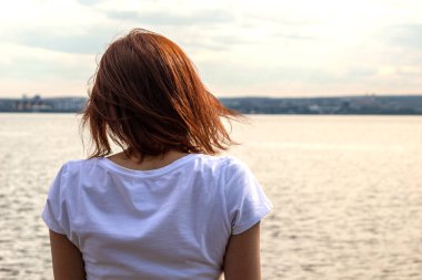 Denizin arka planında bir kız
