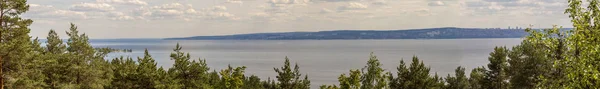 Панорама озера с горы — стоковое фото