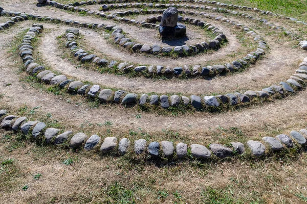 Labyrint kamenů v létě — Stock fotografie