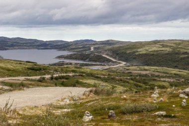 Norveç masalı troller için yığılmış taşlar. Desen ve yosun ile taş kabartma ve doku. Taş doğal arka plan. Moss ile taş. Yosun kaplı taşlar kayalar.