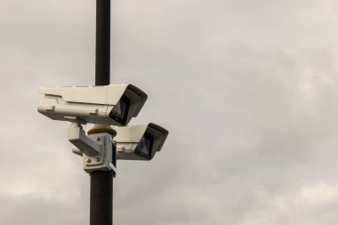 Bölgeyi gözetleyen güvenlik kamerası.
