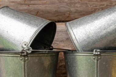 Bir piyasa Stall üzerinde Vintage metal kova yığını, emaye boya ve ahşap kolları ile