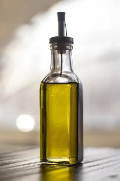 Botella de aceite de oliva bodegón sobre fondo gris — Foto de Stock
