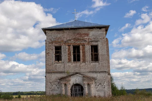 The walls of the Russian destroyed church of red brick — Stock Photo, Image