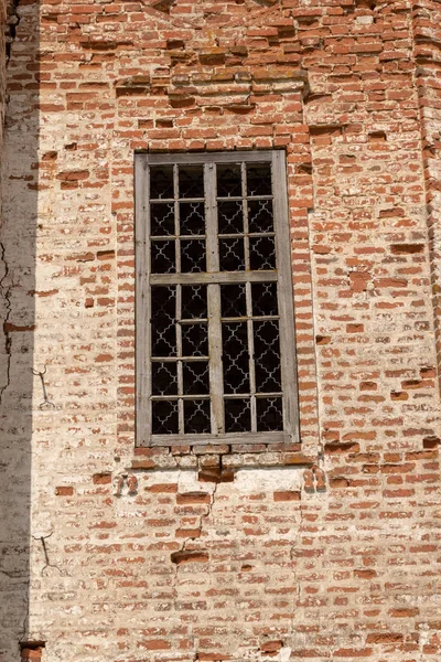 Zdi ruského zničeného kostela z červených cihel — Stock fotografie