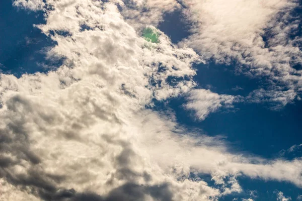 Wolken tegen de blauwe lucht — Stockfoto