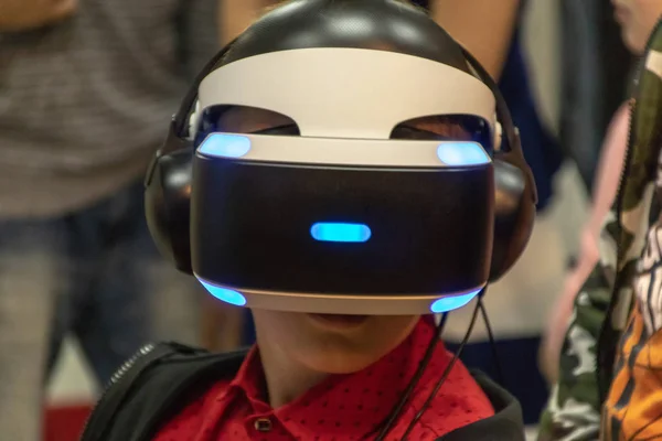 Хлопчик у шоломі віртуальної реальності — стокове фото