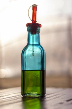 zeytinyağı şişesi hala hayat gri arka plan