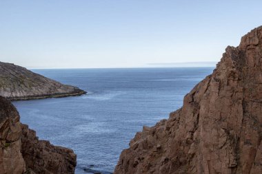 nehir bir orman alanında ağır su akışı ile kayalık bir kıyı şeridi boyunca okyanus karşılar, Motion River