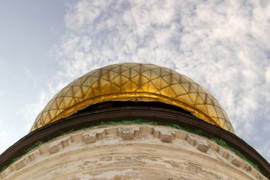 Kubbeler, dini bir bina. Kilise kubbeleri üzerinde haçlar. Gümüş kubbe mavi gökyüzü ile Katedrali