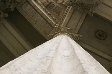 Klasik antika mimarisi mermer sütunlar aşağıdaki Saray simetri foreshortening girin