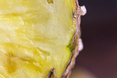 Olgun ananas ve ahşap arka plan tropikal meyve ananas dilimleri