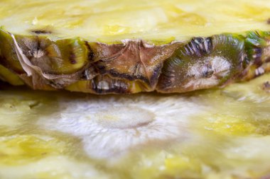 Olgun ananas ve ahşap arka plan tropikal meyve ananas dilimleri