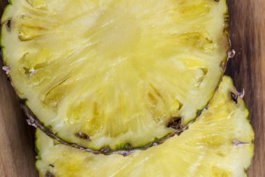 Olgun ananas ve ahşap arka plan tropikal meyve ananas dilimleri