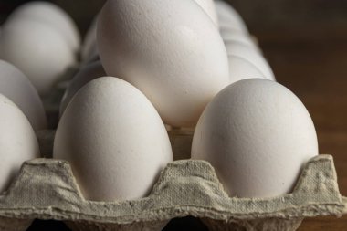 Pakette beyaz tavuk yumurtası var. Karton kutuda tavuk yumurtası. Üst görünüm yumurta arka plan