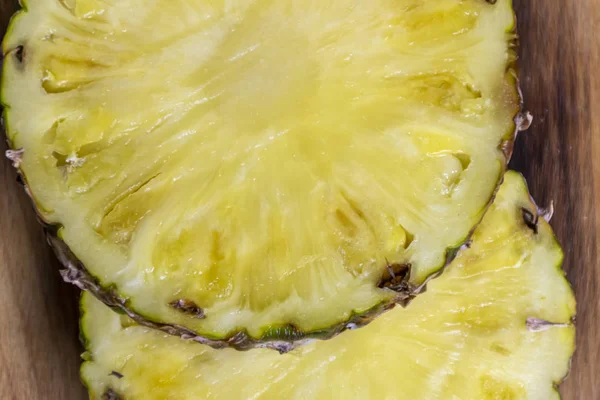 Olgun ananas ve ahşap arka plan tropikal meyve ananas dilimleri