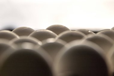 Pakette beyaz tavuk yumurtası var. Karton kutuda tavuk yumurtası. Üst görünüm yumurta arka plan