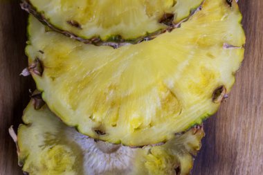 Olgun ananas ve ahşap arka plan tropikal meyve ananas dilimleri