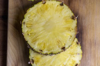 Olgun ananas ve ahşap arka plan tropikal meyve ananas dilimleri.