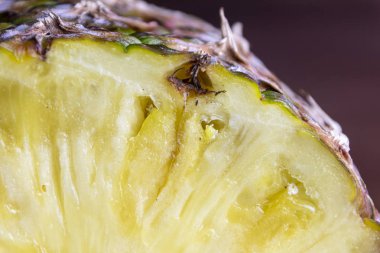 Olgun ananas ve ahşap arka plan tropikal meyve ananas dilimleri.