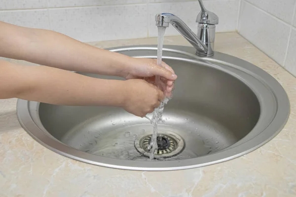 Niña se lava las manos en el baño — Foto de Stock