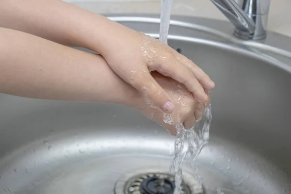 Dziewczynka myje ręce w łazience — Zdjęcie stockowe