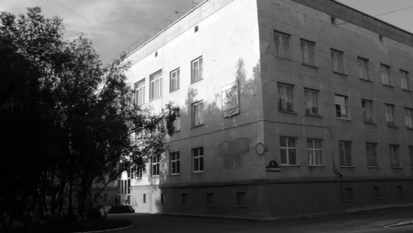 Staat onderwijsinstelling het gebouw behoort tot het onderwijs, is geregistreerd in Rusland — Stockfoto