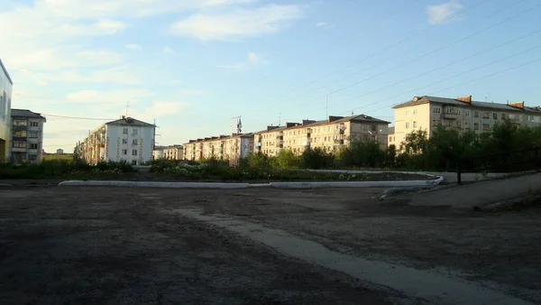 Bostadsbyggnader i Ryssland med gamla byggstommar i solig sommar — Stockfoto