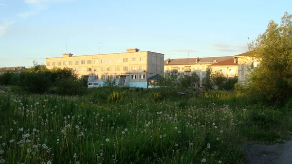 Residentiële gebouwen in Rusland van oude bouwkaders in de zonnige zomer — Stockfoto