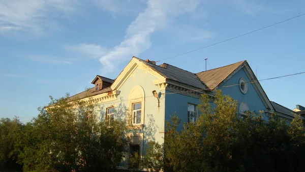 Bostadsbyggnader i Ryssland med gamla byggstommar i solig sommar — Stockfoto