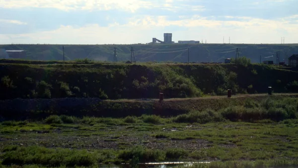 Táj kilátással a tundrára nyáron van egy bánya a távolban helyen Vorkuta város Komi Köztársaság — Stock Fotó