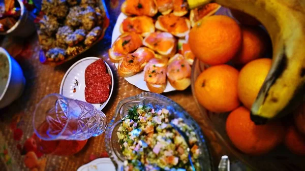 Ünnepi asztal az asztalon élelmiszer zöldség gyümölcs italok — Stock Fotó