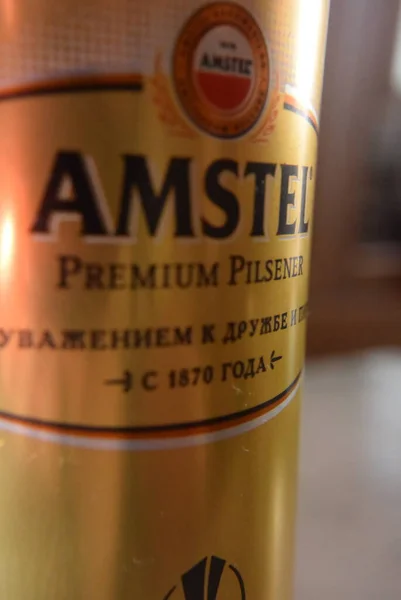 Bier in einer Dose mit einer Marke, Makrofotografie — Stockfoto