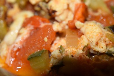 Lazanya, sebzeli omlet, tabakta makro fotoğraf yemeği.