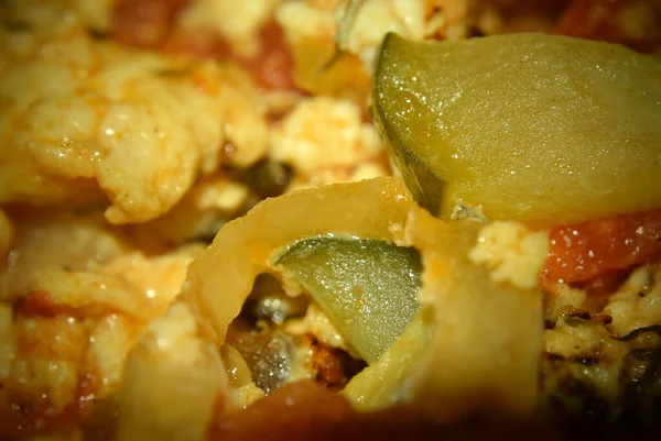 Lasagnes, omelette aux légumes, macro photographie nourriture dans une assiette — Photo