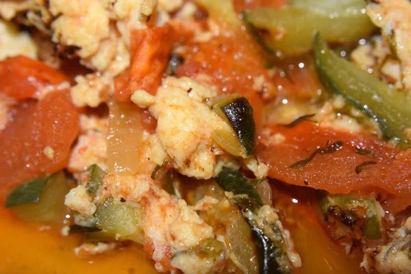 Lasanha, omelete com verduras, macrofotografia comida em um prato — Fotografia de Stock