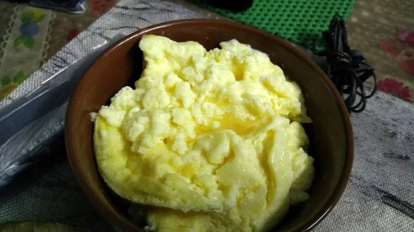 Deliciosa omelete de comida nutritiva em um prato na mesa com pão — Fotografia de Stock