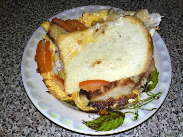 Torrada em uma chapa com verduras e costeleta — Fotografia de Stock