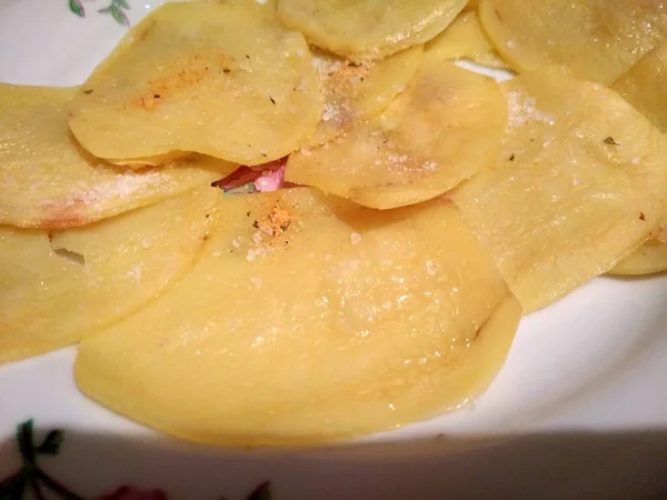 Pieczone ziemniaki cienkie domowe frytki. Wysokiej jakości zdjęcie — Zdjęcie stockowe
